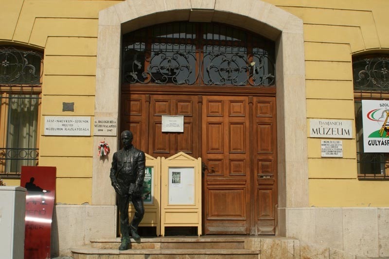 Statue of Damjanich and the Tabán - Szolnok