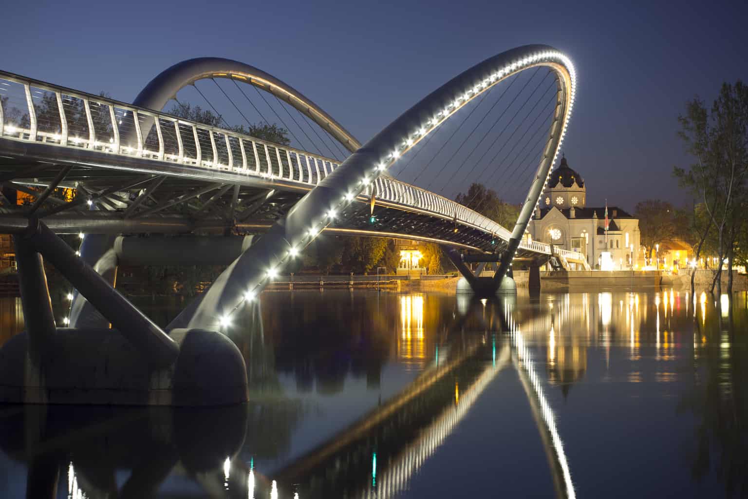 Brücke Eintagsfliege für Fußgänger und Fahrradfahrer  - Szolnok